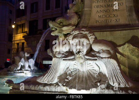 ROME, ITALIE - 30 décembre 2014 : close up de la fontaine du Panthéon de Rome la nuit Banque D'Images