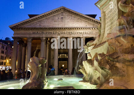 ROME, ITALIE - 30 décembre 2014 : Fontana del Panthéon de Rome, avec le temple en arrière-plan Banque D'Images