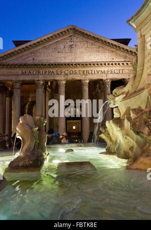 ROME, ITALIE - 30 décembre 2014 : Fontana del Panthéon de Rome, avec le temple en arrière-plan Banque D'Images