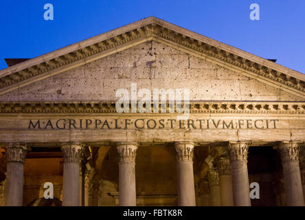 ROME, ITALIE - 30 décembre 2014 : Pantheon fronton close up la nuit à Rome, Italie Banque D'Images