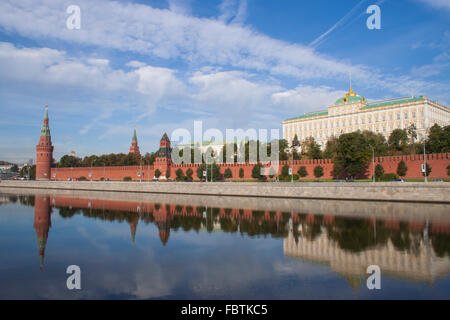 Kremlin reflètent dans la Moskova, Moscou, Russie Banque D'Images