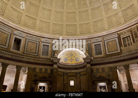 ROME, ITALIE - 30 décembre 2014 : Pantheon interiors la nuit à Rome, avec son plafond à caissons typique Banque D'Images