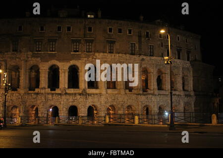 ROME, ITALIE - 30 décembre 2014 : le théâtre de Marcellus ( Italien : Teatro di Marcello) ancien bâtiment de nuit à Rome, vue Banque D'Images