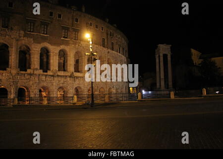 ROME, ITALIE - 30 décembre 2014 : le théâtre de Marcellus ( Italien : Teatro di Marcello) ancien bâtiment de nuit à Rome, vue Banque D'Images