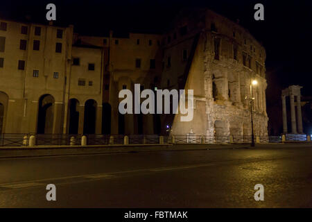 ROME, ITALIE - 30 décembre 2014 : le théâtre de Marcellus ( Italien : Teatro di Marcello) ancien bâtiment de nuit à Rome, vue Banque D'Images