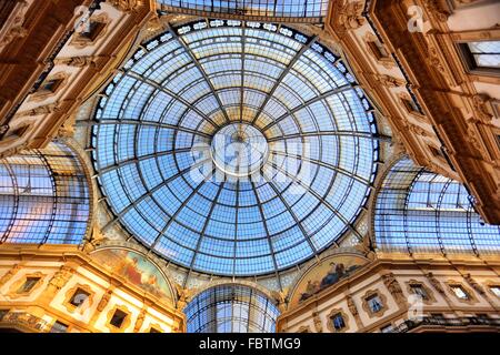 Vue sur toit en dôme de verre dans la galerie Vittorio Emanuele II Banque D'Images