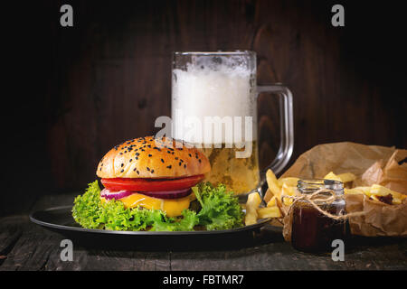 Hamburger fait maison avec de la bière et des pommes de terre Banque D'Images