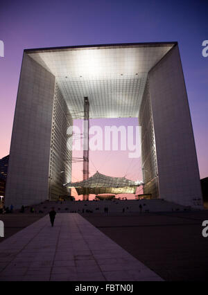 La Grande Arche de la Défense à Paris au coucher du soleil Banque D'Images