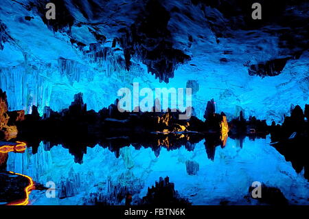 La scène underground de la Reed Flute Cave à Guilin Banque D'Images