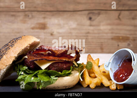 Home made burger bacon et fromage Banque D'Images