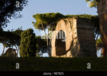 ROME, ITALIE - 1 janvier 2015 : ruines sur le Mont Palatin à Rome, vue de la Via di San Gregorio Banque D'Images