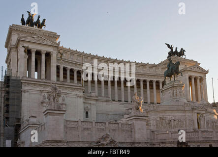 ROME, ITALIE - 1 janvier 2015 : la vue quotidienne de l'autel de la patrie à Rome, à l'heure du coucher de soleil. Banque D'Images