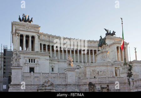 ROME, ITALIE - 1 janvier 2015 : la vue quotidienne de l'autel de la patrie à Rome, à l'heure du coucher de soleil. Banque D'Images