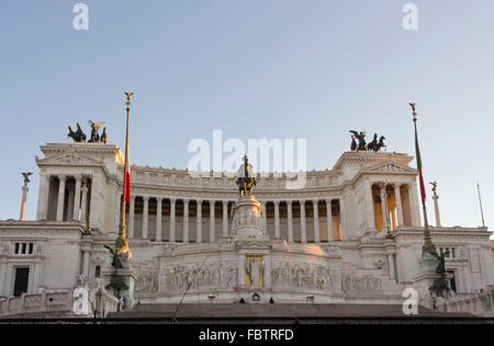 ROME, ITALIE - 1 janvier 2015 : la vue quotidienne de l'autel de la patrie à Rome, à l'heure du coucher de soleil. Banque D'Images