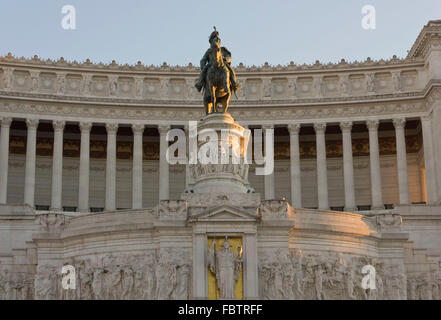 ROME, ITALIE- 1 janvier 2015 : Jour de près de l'Equestrian Statue d'Emmanuel II à Rome, l'autel de la patrie Banque D'Images