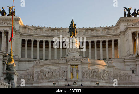 ROME, ITALIE- 1 janvier 2015 : Jour de près de l'Equestrian Statue d'Emmanuel II à Rome, l'autel de la patrie Banque D'Images