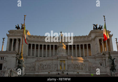 ROME, ITALIE - 1 janvier 2015 : la vue quotidienne de l'autel de la patrie à Rome, à l'heure du coucher de soleil. Banque D'Images