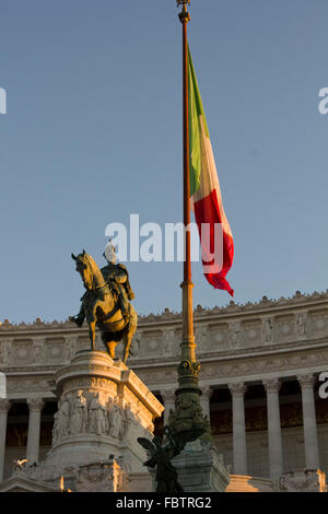 ROME, ITALIE- 1 janvier 2015 : Jour de près de l'Equestrian Statue d'Emmanuel II à Rome, avec de brandir le drapeau italien Banque D'Images