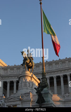 ROME, ITALIE- 1 janvier 2015 : Jour de près de l'Equestrian Statue d'Emmanuel II à Rome, avec de brandir le drapeau italien Banque D'Images