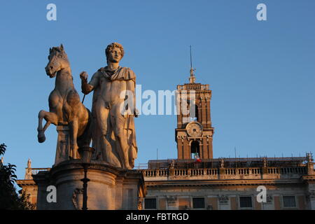 ROME, ITALIE - 1 janvier 2015 : de l'architecture les statues de Place du Capitole à Rome, avec Palais Sénatorial à Banque D'Images