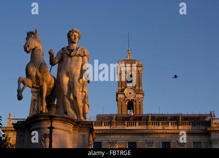 ROME, ITALIE - 1 janvier 2015 : de l'architecture les statues de Place du Capitole à Rome, avec Palais Sénatorial à Banque D'Images