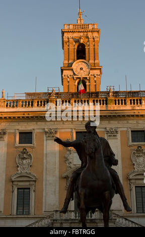 ROME, ITALIE - 1 janvier 2015 : statue équestre de Marc-aurèle en face de l'Senatorio Palace à Rome, Italie Banque D'Images