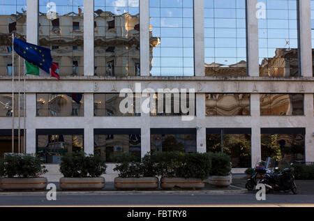 ROME, ITALIE - 30 décembre 2014 : Banca d'Italia building à Rome, avec sa fenêtre en verre reflet Banque D'Images