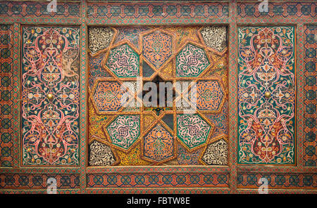 Plafond en bois, ornements orientaux de Khiva, Ouzbékistan Banque D'Images