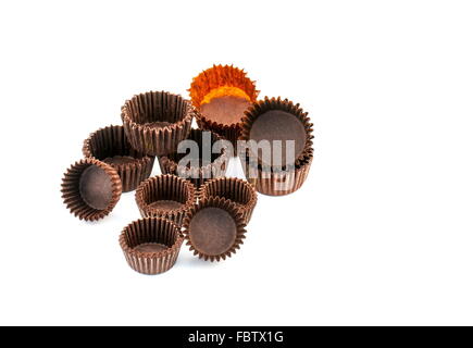 Chocolat marron tasses de papier cuisson arrondie Banque D'Images