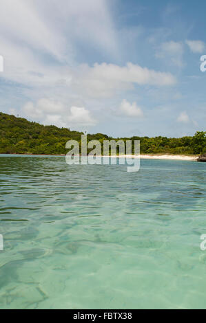 Superbe plage déserte à Antigua Banque D'Images