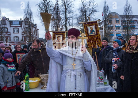 Schwerin, Allemagne. 19 Jan, 2016. Prêtre Orthodoxe Russe Idavain Dionisi bénit les membres de sa communauté, sur les rives du lac de Schwerin, au cours de la quatrième bénédiction Orthodoxe Russe des eaux, à Schwerin, Allemagne, 19 janvier 2016. Selon le calendrier grégorien, le 19 janvier est le jour du baptême de Jésus. PHOTO : JENS BUETTNER/DPA/Alamy Live News Banque D'Images