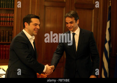 Athènes, Grèce. 19 Jan, 2016. Le Premier ministre grec Alexis Tsipras (L) se félicite de Kyriakos Mitsotakis, le nouveau chef du principal parti d'opposition de la Grèce parti conservateur Nouvelle démocratie', 'Avant une réunion dans son bureau à Athènes, Grèce, le 19 janvier 2016. © Marios Lolos/Xinhua/Alamy Live News Banque D'Images