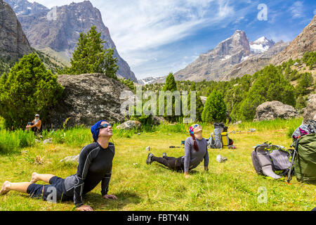 Les jeunes femmes de faire des activités sportives le matin dans paysage de montagnes Banque D'Images