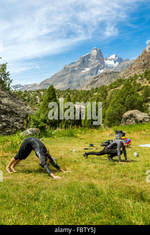 Les jeunes femmes de faire des activités sportives le matin dans paysage de montagnes Banque D'Images