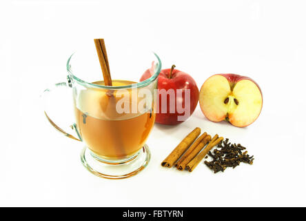 Cidre chaud dans plus de verre blanc. Banque D'Images