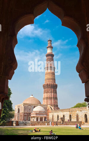 New Delhi, Inde. l'ancienne Qutub Minar à Delhi-site est une attraction touristique populaire Banque D'Images