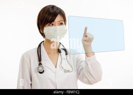 Chinese female doctor with stethoscope appuyant sur l'interface virtuelle Banque D'Images