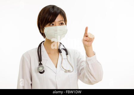 Chinese female doctor with stethoscope appuyant sur un écran virtuel avec le doigt Banque D'Images