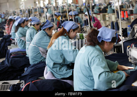 Travail des femmes travaille dans une usine de tissu dans la ville de Huaibei, Anhui province de Chine orientale, le 19 Jan 2016. L'économie de la Chine a progressé à son rythme plus lent dans un quart de siècle en 2015, les données publiées le mardi a montré. L'ensemble de l'année croissance de 6,9 % n'en est qu'à aux attentes des autorités de 7  % mais, par contraste, la croissance en 2014 s'élevait à 7,3  %. Banque D'Images