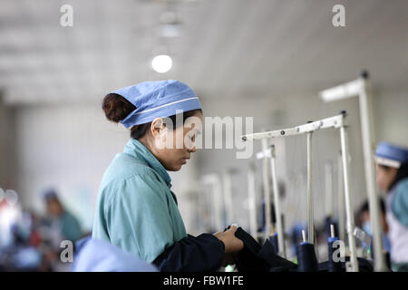 Travail des femmes travaille dans une usine de tissu dans la ville de Huaibei, Anhui province de Chine orientale, le 19 Jan 2016. L'économie de la Chine a progressé à son rythme plus lent dans un quart de siècle en 2015, les données publiées le mardi a montré. L'ensemble de l'année croissance de 6,9 % n'en est qu'à aux attentes des autorités de 7  % mais, par contraste, la croissance en 2014 s'élevait à 7,3  %. Banque D'Images