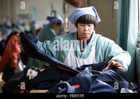 Travail des femmes travaille dans une usine de tissu dans la ville de Huaibei, Anhui province de Chine orientale, le 19 Jan 2016. L'économie de la Chine a progressé à son rythme plus lent dans un quart de siècle en 2015, les données publiées le mardi a montré. L'ensemble de l'année croissance de 6,9 % n'en est qu'à aux attentes des autorités de 7  % mais, par contraste, la croissance en 2014 s'élevait à 7,3  %. Banque D'Images