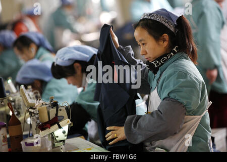 Travail des femmes travaille dans une usine de tissu dans la ville de Huaibei, Anhui province de Chine orientale, le 19 Jan 2016. L'économie de la Chine a progressé à son rythme plus lent dans un quart de siècle en 2015, les données publiées le mardi a montré. L'ensemble de l'année croissance de 6,9 % n'en est qu'à aux attentes des autorités de 7  % mais, par contraste, la croissance en 2014 s'élevait à 7,3  %. Banque D'Images