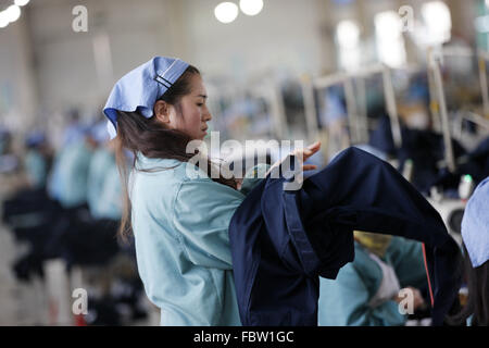 Travail des femmes travaille dans une usine de tissu dans la ville de Huaibei, Anhui province de Chine orientale, le 19 Jan 2016. L'économie de la Chine a progressé à son rythme plus lent dans un quart de siècle en 2015, les données publiées le mardi a montré. L'ensemble de l'année croissance de 6,9 % n'en est qu'à aux attentes des autorités de 7  % mais, par contraste, la croissance en 2014 s'élevait à 7,3  %. Banque D'Images