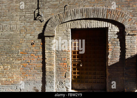 Des portes dans des formes inhabituelles, l'Italie, la Toscane. Banque D'Images