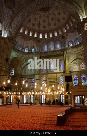 ISTANBUL, TURQUIE - 28 novembre 2015 : La Mosquée de Suleymaniye intérieur le 28 novembre 2015 à Istanbul, Turquie. Banque D'Images