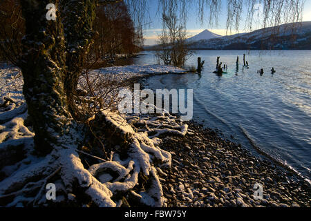 Lever de soleil sur l'harfang Loch Rannoch en Ecosse Banque D'Images