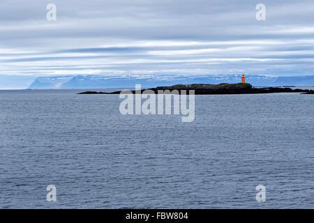 Le phare sur l'île de Flatey, petite île, l'Islande, l'Europe. Banque D'Images