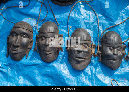 La vente de colliers et d'artisanat traditionnels de la main tribale de Naga dans le village de Konyak King, Longwa, Nagaland Banque D'Images