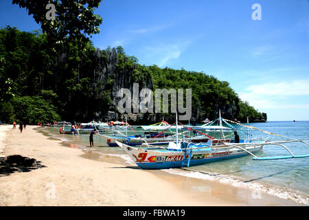 Philippines Palawan Sabang bateaux à la plage près de la rivière souterraine Adrian Baker Banque D'Images