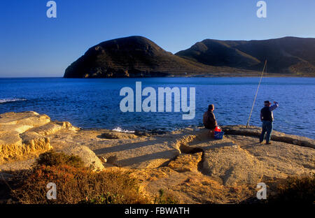 Les pêcheurs de 'El Playazo'. Le parc naturel de Cabo de Gata-Nijar. La biosphère, la province d'Almeria, Andalousie, Espagne Banque D'Images